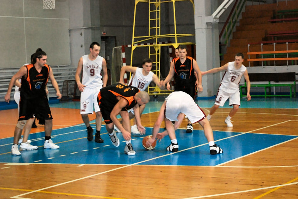 Ar neatlaidīgu, stabilu un veiksmīgu spēli «Kvēle/BJSS» savā laukumā uzvarēja komandu «Saulkrasti», Latvijas Amatieru basketbola līgas (LABL) čempionāta otrajā posmā rezultāts – 85:67. 
Autors: Uldis Varnevičs
