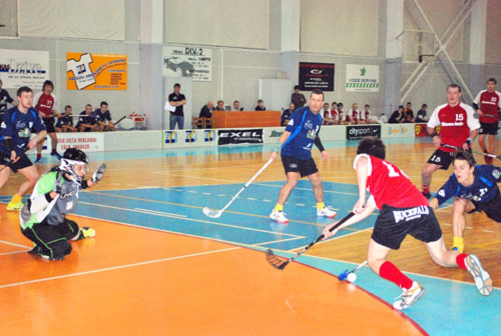 FK «Bauska» florbolisti apdraud «Talsu/Triobet» komandas vārtus. Neliela aizkavēšanās metiena brīdī, un pretinieku aizsargs jau ir paspējis «nozagt» bumbiņu.