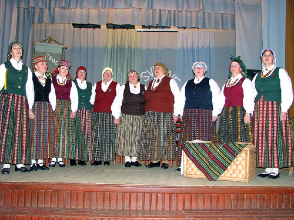 Desmit gadu jubilejas koncertā folkloras kopas «Svitene» dalībnieces: Zoja Augustauska (no kreisās), Daiga Medvedeva, Odija Maldžus, Vija Pudņika, Smaida Kondrāte, Ināra Lode, Zīna Čerļenoka, Vineta Makšus, Gunta Novika un Ilga Vaičūne.