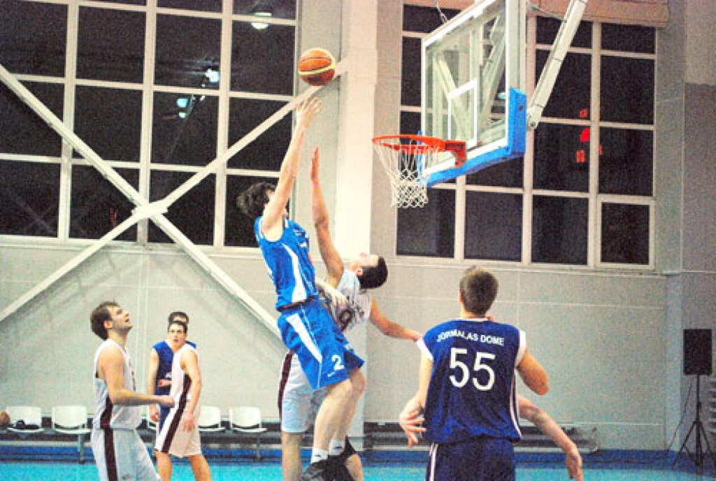 «Jūrmalas SS» basketbolisti (zilajos tērpos) izmantoja auguma pārsvaru un centās spēlēt zem groza. «Kvēle/BJSS» atbildēja ar precīziem trīspunktu metieniem un aktīvu aizsardzību. 