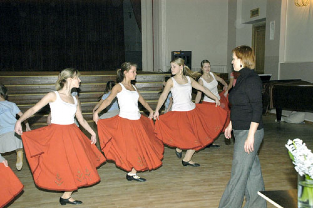 Dace  Adviljone vada praktisku semināru rajona deju kopu vadītājiem un dalībniekiem.  