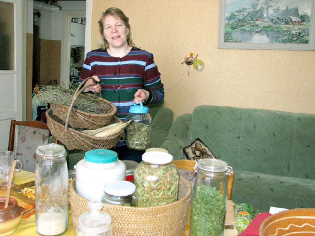 Daira Jātniece ārstniecības augus audzē dārzā, lasa arī pļavās un mežā. Vasarā piesakieties ciemos, Dairai ir ārstniecības un garšaugu kolekcija dārzā, kur var mācīties tos atpazīt.