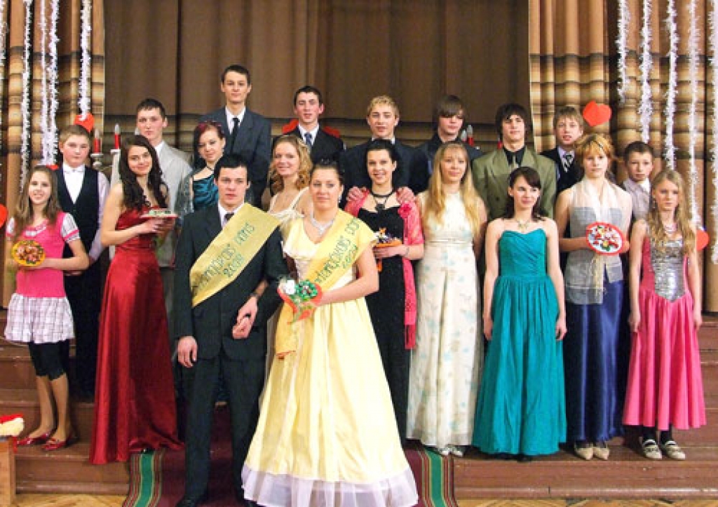 Konkursa par Mežotnes internātvidusskolas saderīgāko pāri dalībnieki. 