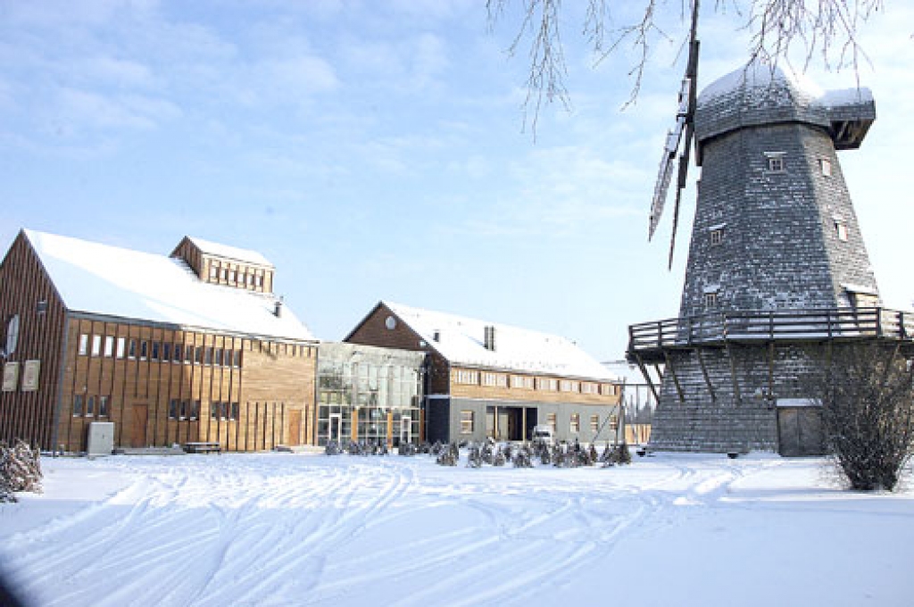 Baltā sniega segā ietinies, atpūtas komplekss «Rožmalas» cer apmeklētājiem durvis vērt tad, kad pienāks labāki laiki.