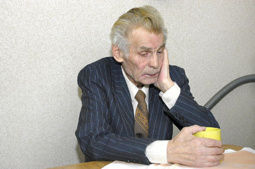 Jānim Krūmiņam pēdējie mēneši diemžēl ir ļoti skumji – nepareizas ārstēšanas dēļ zaudēta redze. Sirmais vīrs tagad tikai gremdējas pagātnes atmiņās, jo ar negaidīto traģēdiju sadzīvot ir grūti. 