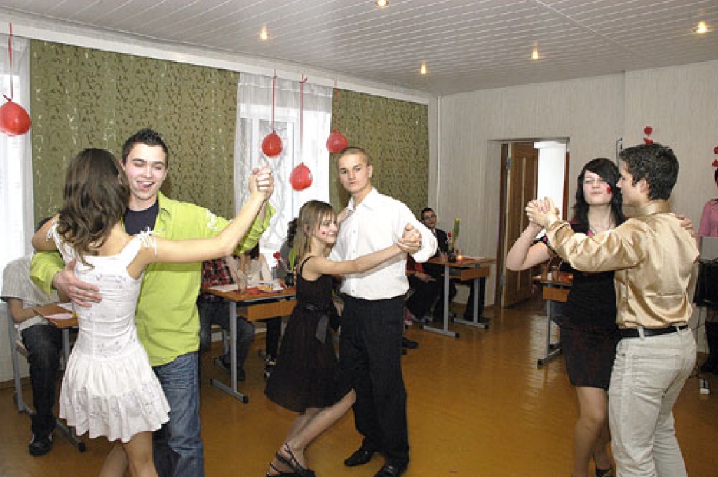 Griķu pamatskolas audzēkņi Valentīndienai veltītā pārīšu konkursā demonstrēja prasmi dejot valsi.