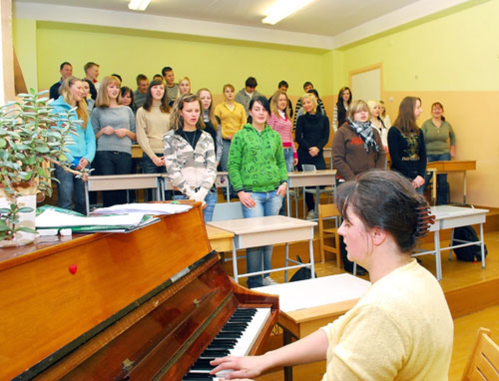 Diriģente Diāna Siliņa māca Bauskas 2. vidusskolas jauniešiem saprast mūziku un melodijas izpildījumā ielikt emocijas. 