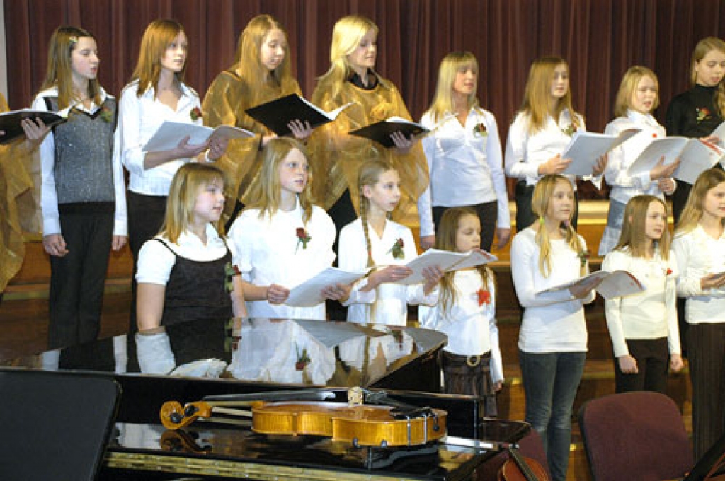 Uzstājas Bauskas 1. vidusskolas 4. – 9. klašu koris.