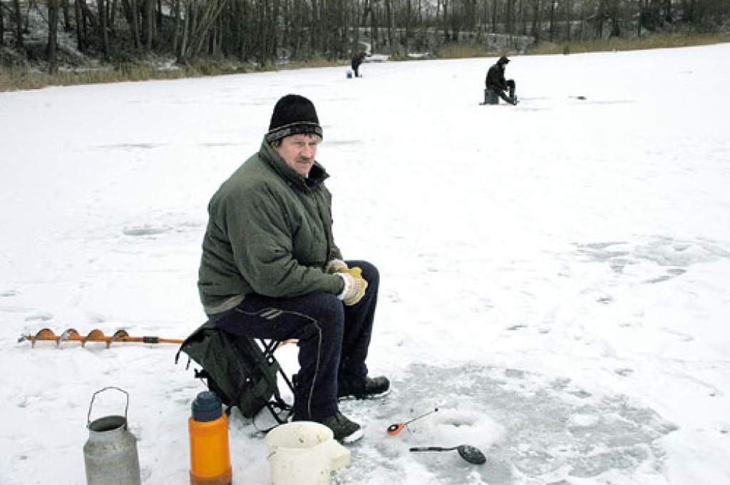 Sēžot uz Bangu dīķa apmēram 15 centimetru biezā ledus, savu lielo zivi centās iegūt 19 makšķernieku. Viņu vidū arī ceraukstietis Gedimins Griba.