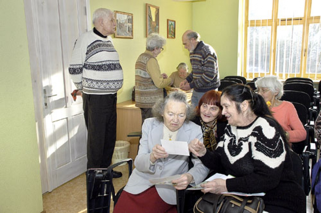 Pilsētas pensionāri Biruta Orlova (no labās), Gaida Slišāne, Sofija Circene un citi atnākušie gribēja uzzināt, kā īsti notiks novada pašvaldības vēlēšanas.  