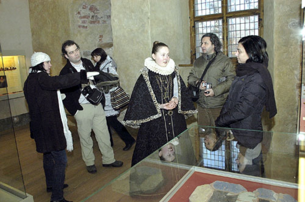 Bauskas pils izglītojošās kultūras programmās ieskatu sniedza muzeja galvenā speciāliste pedagoģijā Ilona Taure (centrā).  