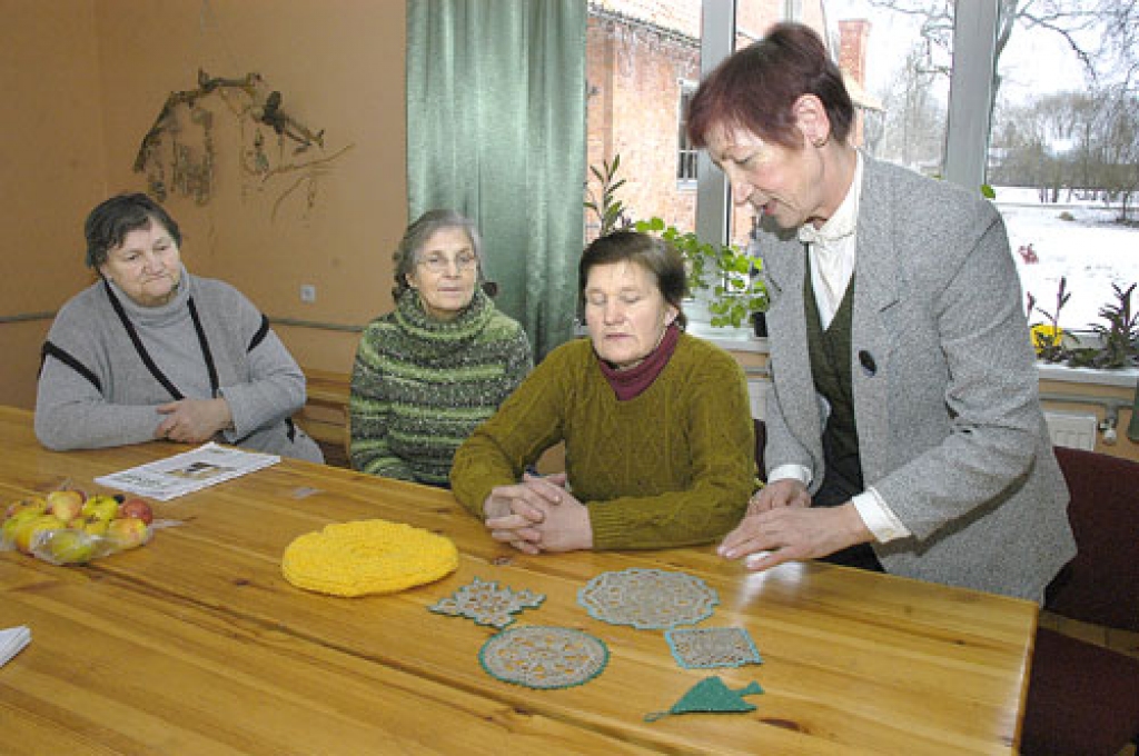 Sarunu par ticības pieredzi risina skaistkalnietes Biruta Glaudāne (no labās), Ieva Trušinska, Anda Vītoliņa un Irēna Tālberga. 