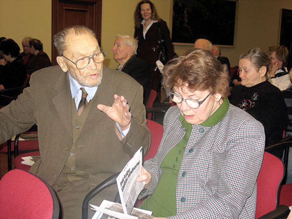 Piemiņas pasākumā satikušies Jura Ziemeļa māsa bārbeliete Ieva Vāne un Jura Ziemeļa brālēns Andrejs Cālītis. 