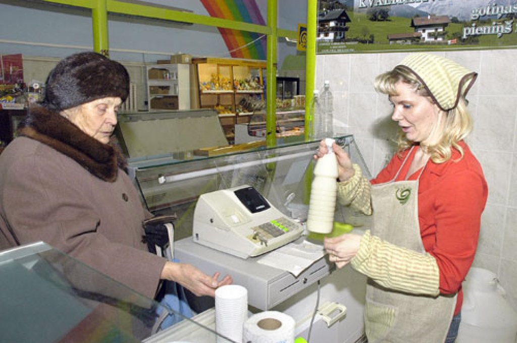 Bauzes tirgū Bauskā Brunavas pagasta zemnieku saimniecības «Krišjāņi» produkciju tirgo pārdevēja Olita Meijere. Pensionāre Valentīna Korpa atzīst, ka šis piens esot 48 santīmu vērts.