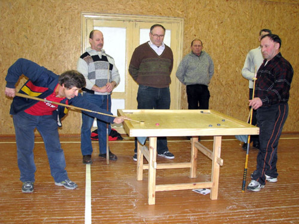 Mežotnieks Aldis Pavilons (no kreisās) pagūst gan organizēt sacensības, gan pats tajās piedalīties. Viņa sāncensis Staņislavs Bednarčiks (no labās) ieguva bronzas medaļu, bet Ringolds Kaross (vidū) kļuva par rajona čempionu.