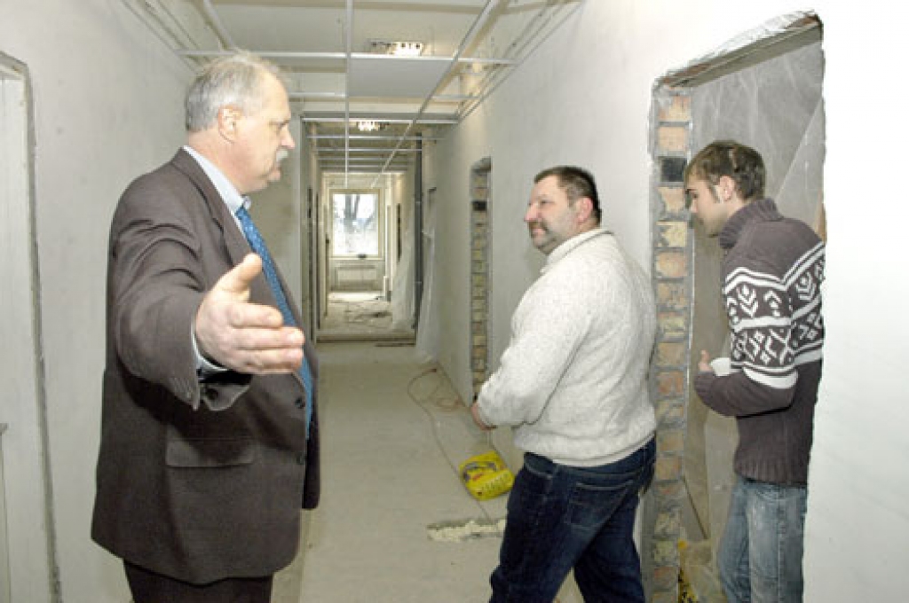 Otrā stāva remontam jābūt pabeigtam līdz 1. martam, celtniekiem dzirdot, saka Brunavas pagasta padomes priekšsēdētājs Aivis Kārkliņš.  