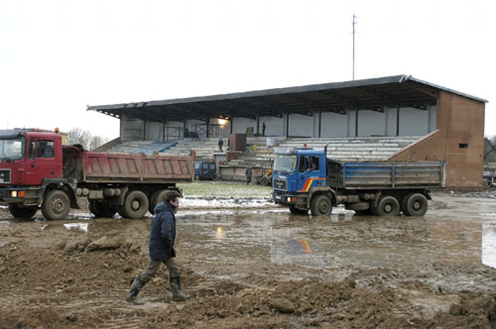 RAJONA pašvaldība saspringti meklē jaunas finansējuma iespējas sporta bāzes rekonstrukcijai.
