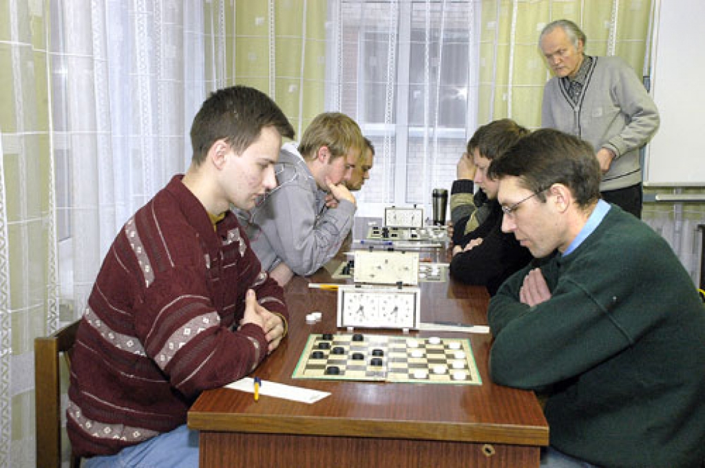 Jānim Štālam (no labās), spēlējot savās mājās, arī veiksme bija sabiedrotā, un viņš kļuva par Latvijas čempionu 64 lauciņu dambretē.