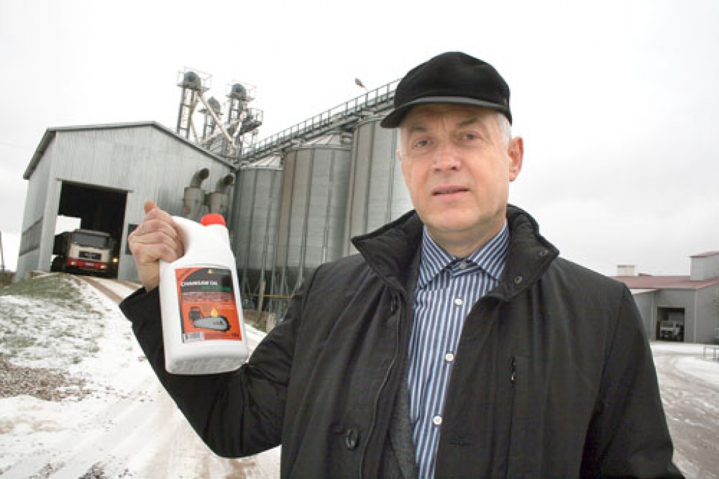 Dainis Lagzdiņš ar nožēlu atklāj, ka jaunas produkcijas ieviešanā uzņēmums jūt valsts iestāžu neatsaucību. Bioloģiskās zāģu eļļas ražotne top pašu spēkiem.