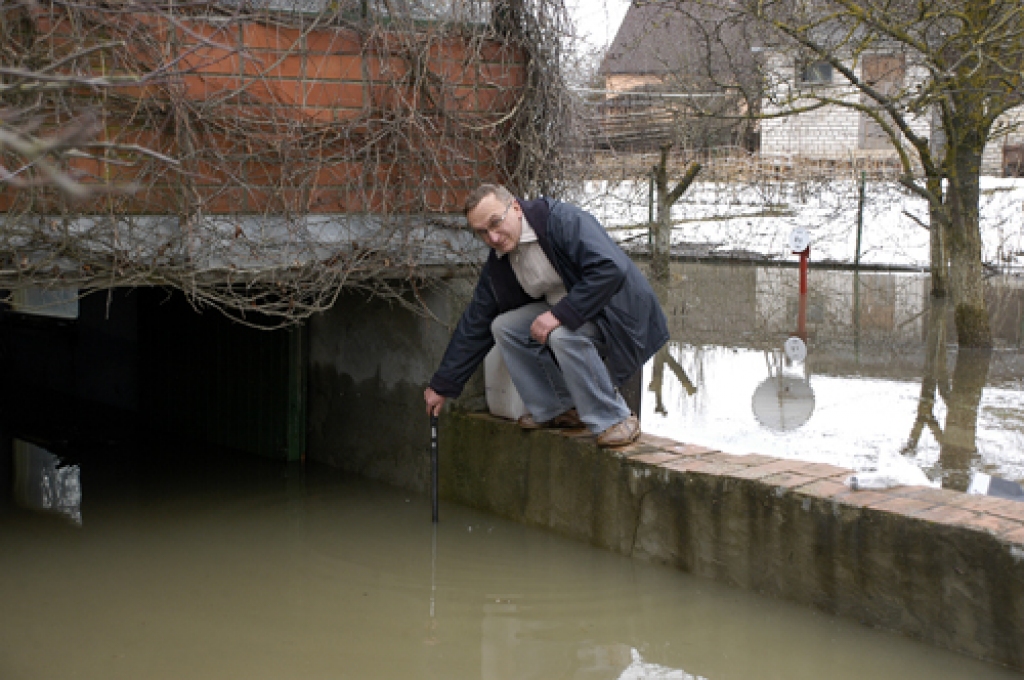Aleksandram Liolam pagrabs zem mājas pilns ar ūdeni. Applūdusi apkures iekārta, arī izbūvētā pirts. Pēdējā brīdī paspēts izbraukt automobili. 
Autors: Ivars Bogdanovs