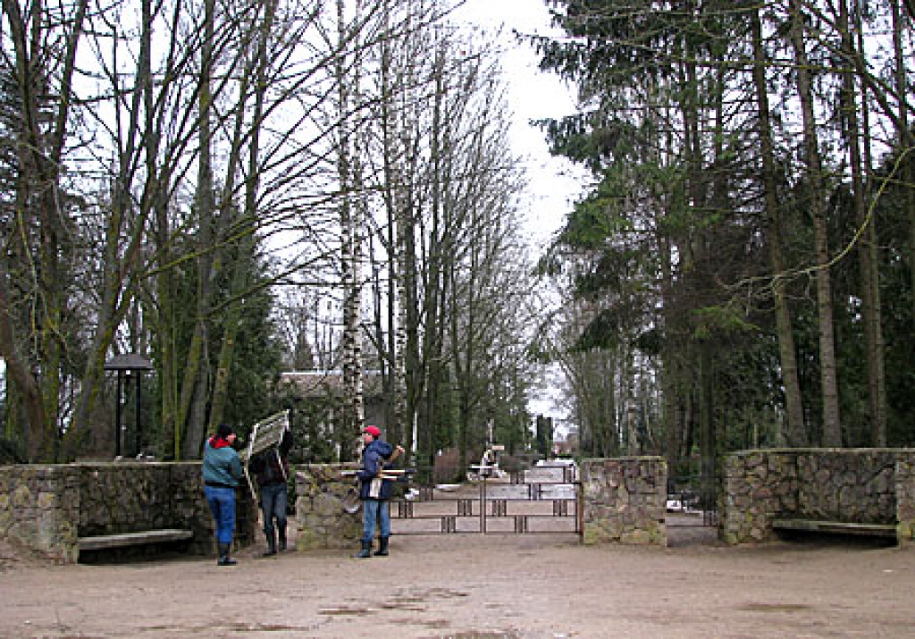 paplašināt iepriekš Tiek paplašināta līdz šim slēgto Jauno kapu teritorija un atsāk ierādīt kapavietas.
Autors: Juris Iļņickis