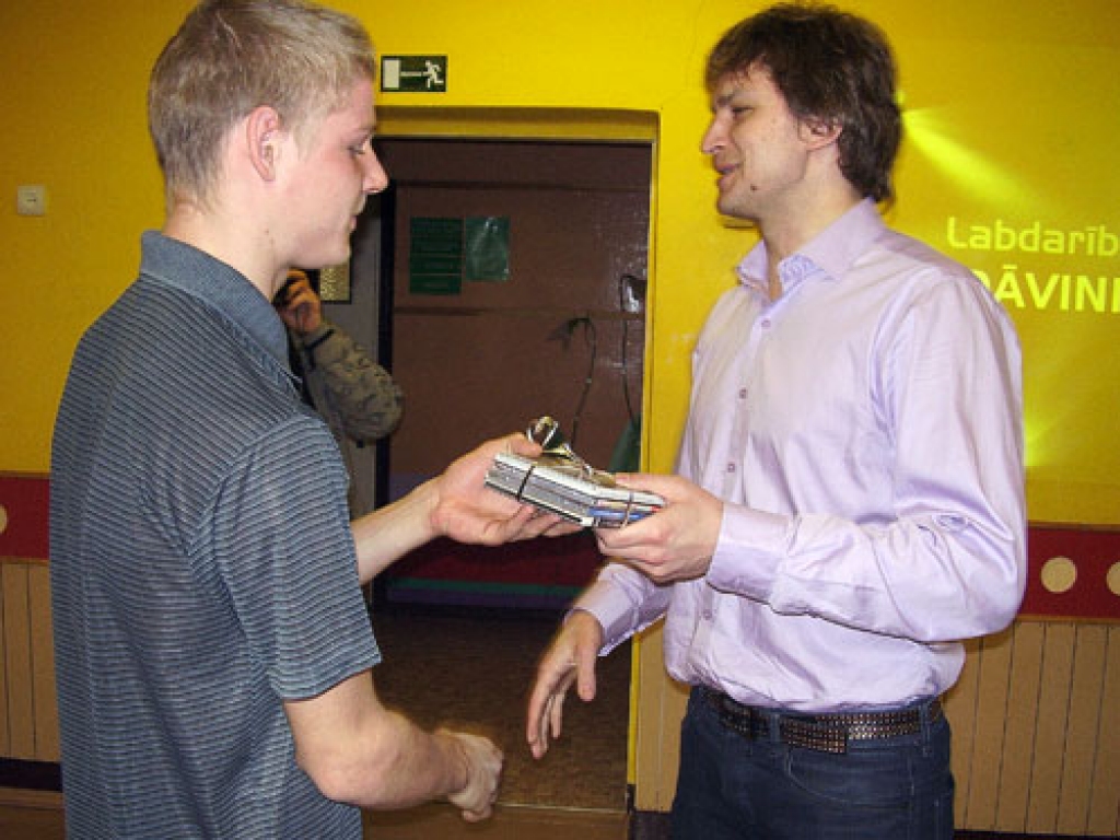 Diriģenta Inta Teterovska dāvinātos kora «Balsis» iedziedātos diskus saņem audzēknis Egils Niedra. 
Autors: Inga Muižniece