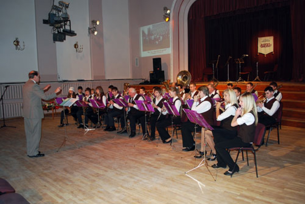 Pūtēju orķestris «Bauska» jubilejas koncertā klausītājus iepriecināja ar Imanta Kalniņa skaņdarbu «Re, kur muzikanti spēlē» Aivara Krūmiņa aranžējumā.
Autors: Uldis Varnevičs