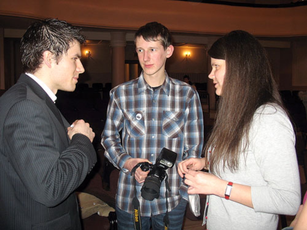 Bruno Bahs (no kreisās) pirmā jauniešu foto un īsfilmu festivāla norisi pārrunā ar codiešiem Kristīni un Artūru Šlosbergiem.
Autors: Vilnis Auzāns