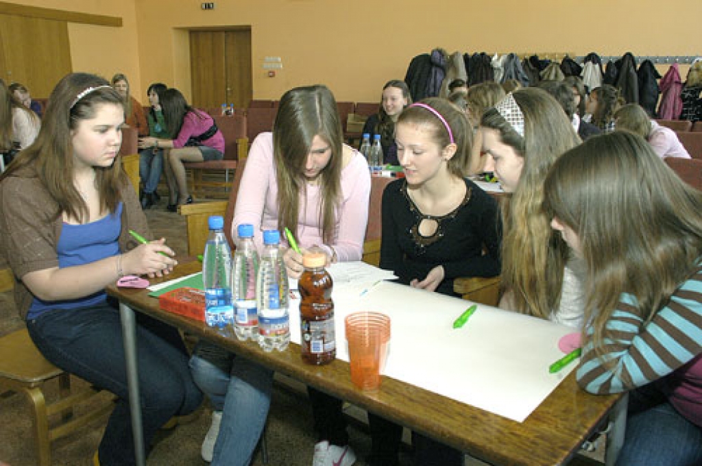 Ideju par to, kā ziepju burbuļus varētu izmantot pasta pārvadāšanā, apspriež Ieva Zariņa (no kreisās) no Iecavas vidusskolas, Krista Skrējāne un Elizabete Jaunzeme no Bauskas 2. vidusskolas, Mairita Eglīte no Īslīces vidusskolas un Agnese Abramāne no Ludzas rajona Ciblas vidusskolas. 
Autors: Ivars Bogdanovs