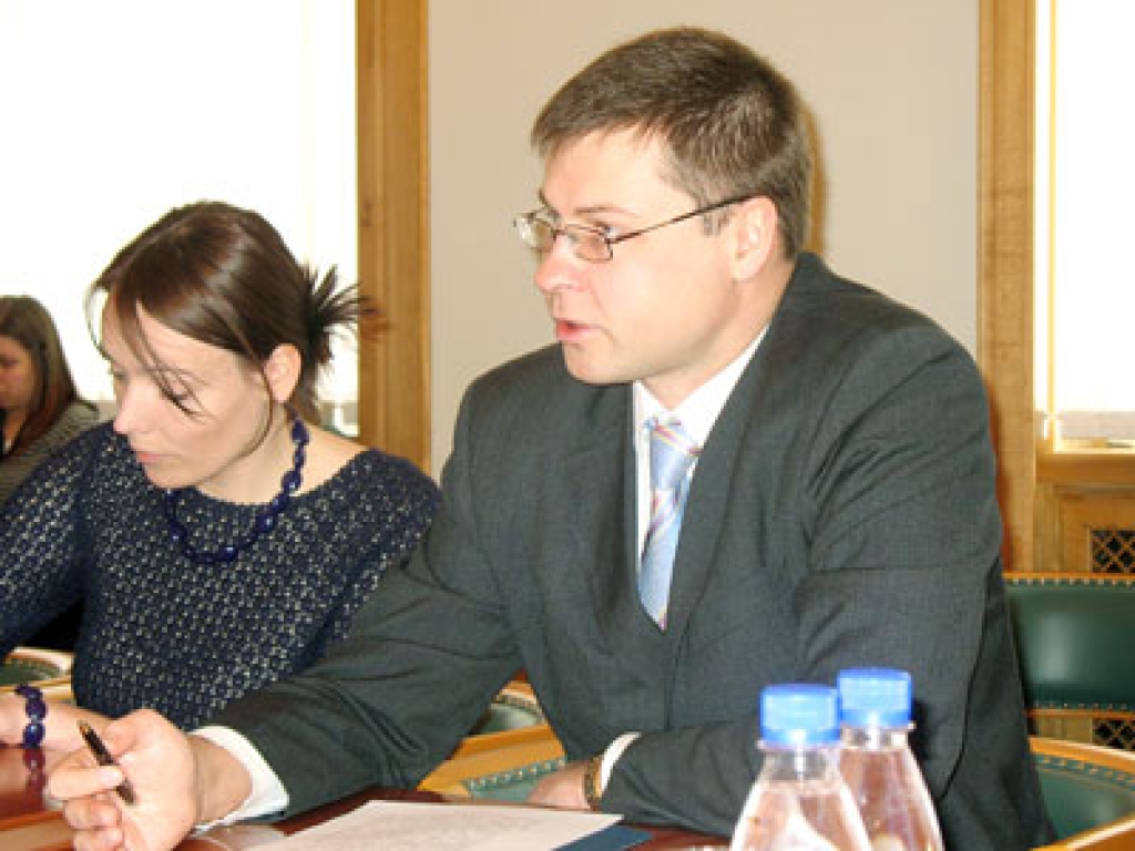 Sarunā ar reģionālo laikrakstu žurnālistiem Valdis Dombrovskis stāstīja arī par darbiem, ko viņš paveicis, būdams Eiropas Parlamenta deputāts.
Autors: Vilnis Auzāns