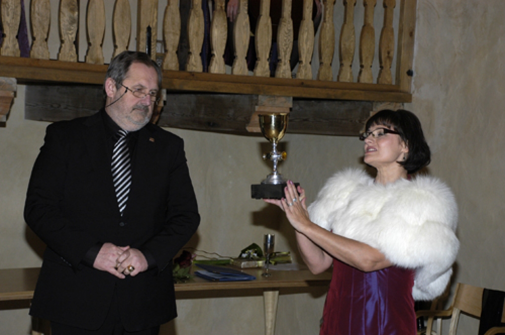 Konkursa «Bauskas rajona uzņēmējs 2008» galveno balvu sporta kompleksa «Mūsa» īpašniekam Edgaram Maišelim pasniedz laikraksta «Bauskas Dzīve» galvenā redaktore Anita Rozentāle.
Autors: Ivars Bogdanovs