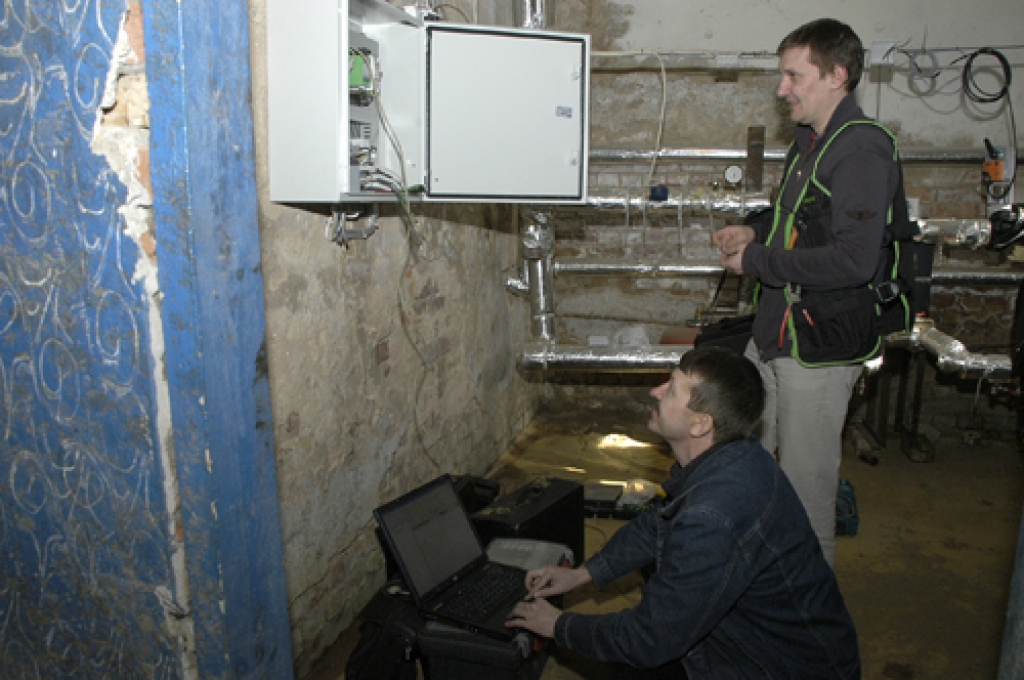 Lietuviešu meistaru Svajuna Markauska un Vilmanta Mihņevičus paveiktais ļaus kontrolēt Uzvaras ielas 9. nama siltuma patēriņu attālināti – ar datora palīdzību. 
Autors: Ivars Bogdanovs