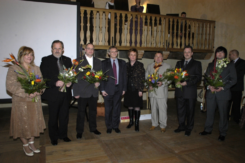 Ekspertu izvirzītie seši konkursa «Bauskas rajona uzņēmējs 2008» finālisti kopā ar Bauskas rajona Padomes priekšsēdētāju Aivaru Okmani un sekretāri Baibu Marčenkovu.
Autors: Ivars Bogdanovs