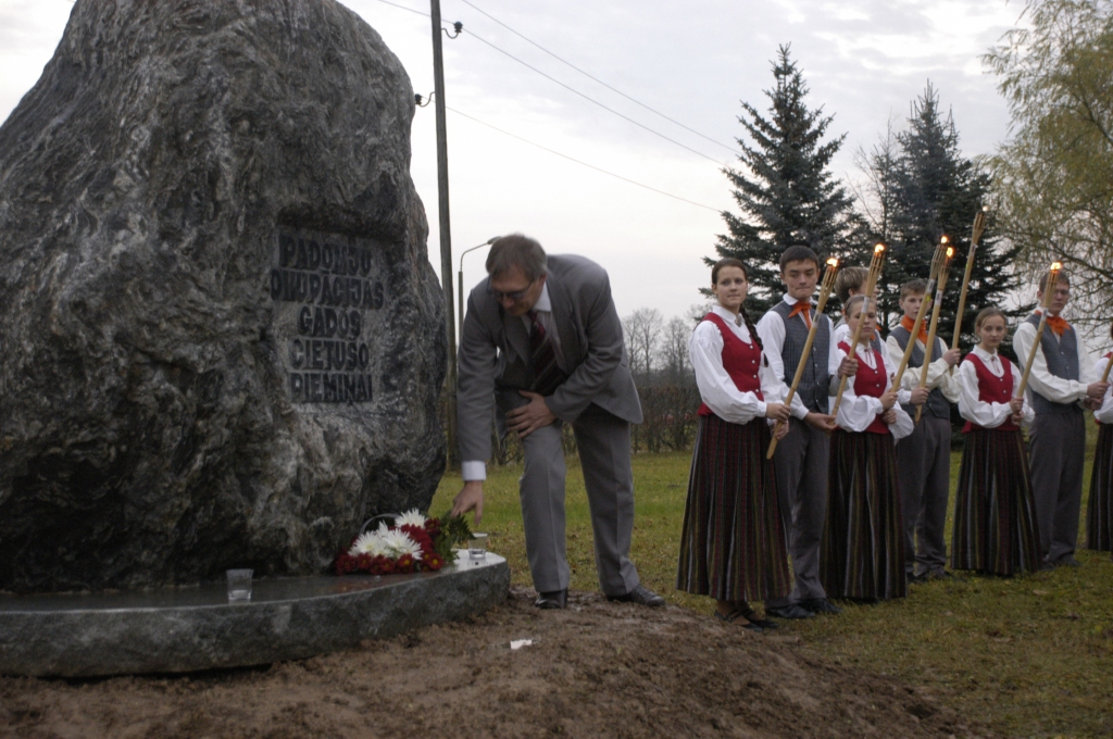 Piemiņas akmens Rundālē tika atklāts 2008. gada 30. oktobrī
Autors: No «Bauskas Dzīves» arhīva.