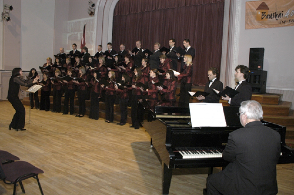 Lielisku kantātes «Dievs, Tava zeme deg!» atskaņojumu jauktais koris «Mežotne» 25. marta vakarā dāvāja represētajiem veltītajā koncertā Bauskas tautas namā. 
Autors: Ivars Bogdanovs