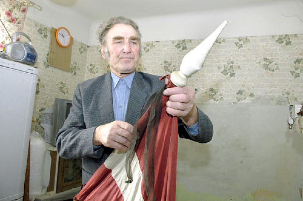 25.marta rītā pie ēkām Latvijā valsts karogs būs sēru noformējumā. Melno lenti karogam piestiprina arī baušķenieks Jānis Treide.
Autors: Ivars Bogdanovs