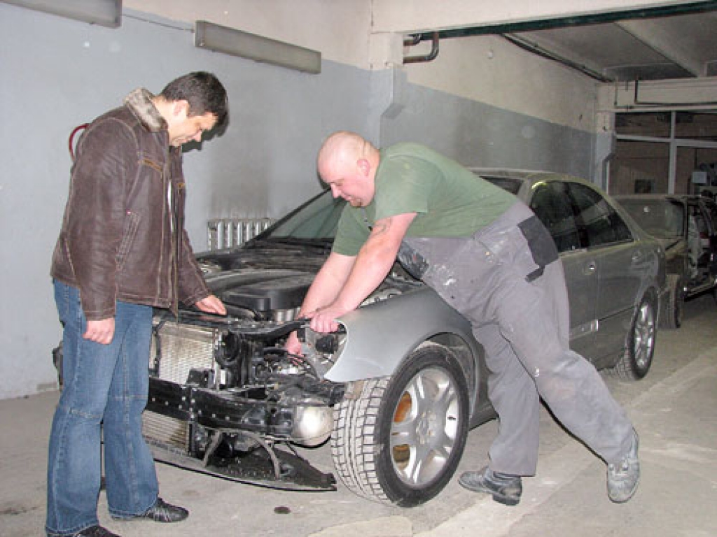 Egils Millers (no kreisās), SIA «Teiksmas» valdes loceklis, pats vērtē automašīnu defektus, fotografē bojājumus un precizē remonta izmaksas. Svarīgs uzdevums ir autoservisa speciālistam Aldim Milēvičam – viņš krāso automobiļus.
Autors: Juris Iļņickis