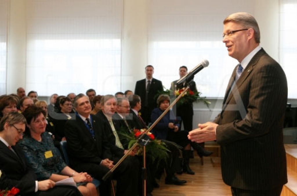 Valsts prezidents Valdis Zatlers saka uzrunu Latvijas pašvaldību savienības 19. kongresā Skrundas pilsētas kultūras namā.
Autors: ziņu aģentūra LETA