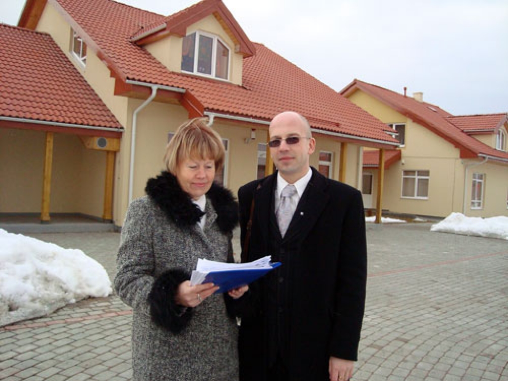 Valmieras SOS bērnu ciematu 21. martā apskatīja arī baušķeniece, Latvijas SOS Bērnu ciematu asociācijas valdes priekšsēdētāja Māra Bite un Īslīces SOS bērnu ciemata direktors Gatis Matulēvičs. Ģimeņu mājas Valmierā arhitektoniski atšķiras no Īslīces ciemata divstāvīgajām ēkām.
Autors: «Bauskas Dzīve»