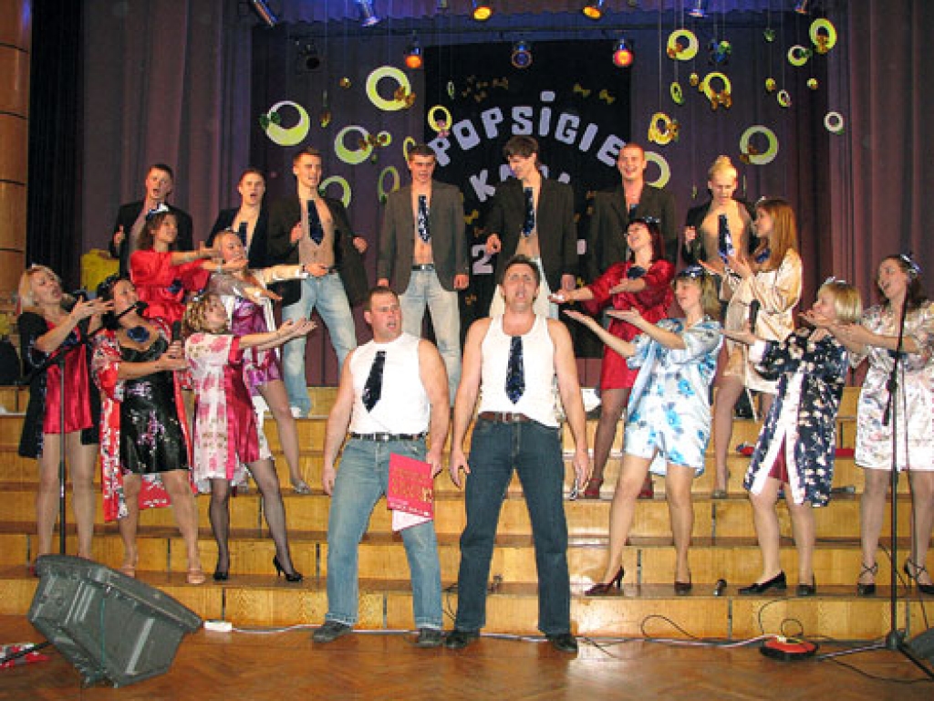 Lielisku šovu skatītājiem Īslīcē ar dziesmu «Karbunkulis» bija sarūpējis koris «Rūķu zvaigznes».
Autors: Juris Iļņickis