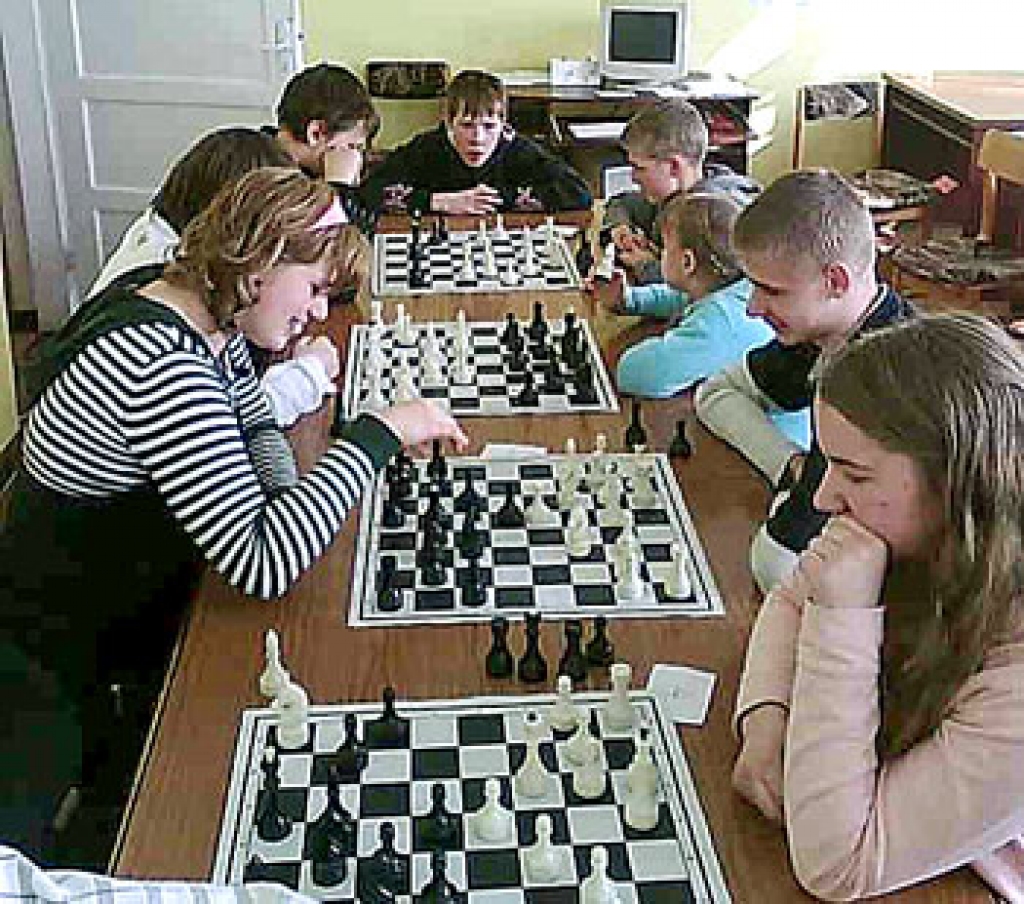 U/16 grupas jaunieši rajona sporta spēļu šaha «kaujā».
Autors: M. Bergs