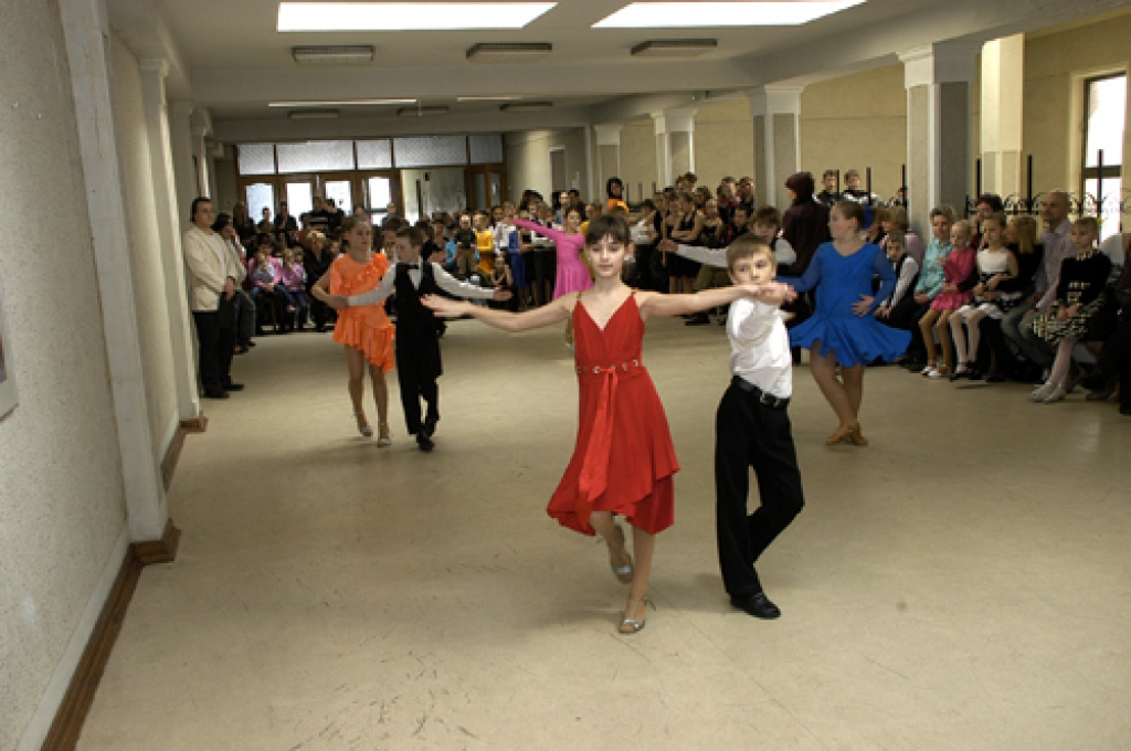 Līdz vēlai 20. marta  pēcpusdienai Uzvaras vidusskolā bērni virpuļoja deju ritmos koši un krāšņi kā ziedi.
Autors: Ivars Bogdanovs