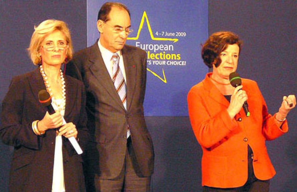 EP priekšsēdētāja vietnieki (no labās) Mehtilde Rote (PSE, Vācija) un Aleho Vidals-Kvadrass (EPP-ED, Spānija) atklāj Parlamenta vēlēšanu kampaņu.
Autors: I. PRIVALOVA, «Rinkos Aikšte», Lietuva