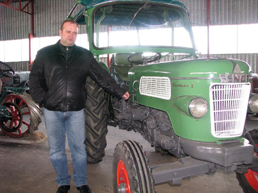 Lauksaimniecības muzeja plašā tehnikas ekspozīcija šajā ziemā papildināta ar pagājušā gadsimta 60. gadu «Fendt» modeli. SIA «Uzvara-Lauks» valdes priekšsēdētājs Arnis Vējš skaidro, ka traktors ir atrasts Vācijā un to restaurējuši vietējie meistari. Tā kā lauku darbos izmanto jaunus fendtus, esot interesenti un lietderīgi zināt, kāds izskatījies šo spēkratu priekštecis. 
Autors: Juris Iļņickis