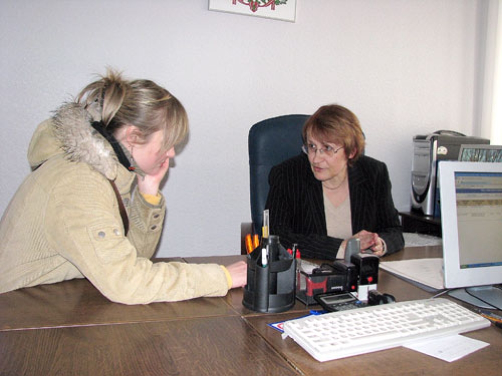  Zemgales apgabaltiesas zvērināta notāre Zenta Reliņa (no labās) Notāru dienā sniedza konsultācijas bez maksas. Apmeklētāju skaits viņu patīkami pārsteidza. 
Autors: Uldis Varnevičs