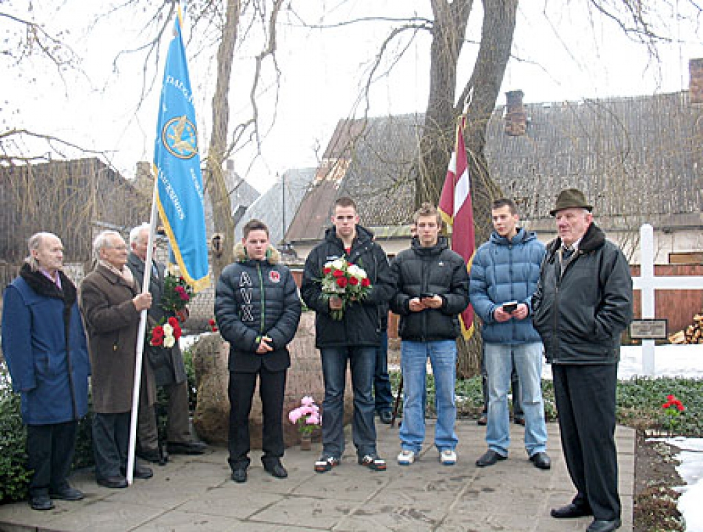 Kritušo karavīru atdusas vietā pie Bauskas Svētā Gara evaņģēliski luteriskās baznīcas atceres brīdī dzeju runāja 2. vidusskolas jaunieši. 
Autors: Vilnis Auzāns
