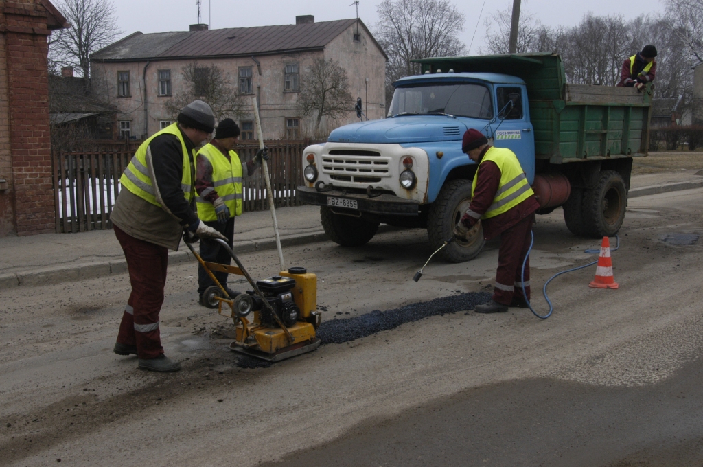 Iestājoties siltākam laikam, intensīvāk sākta bedrīšu lāpīšana pilsētas ielās. 
Autors: No «Bauskas Dzīves» arhīva.