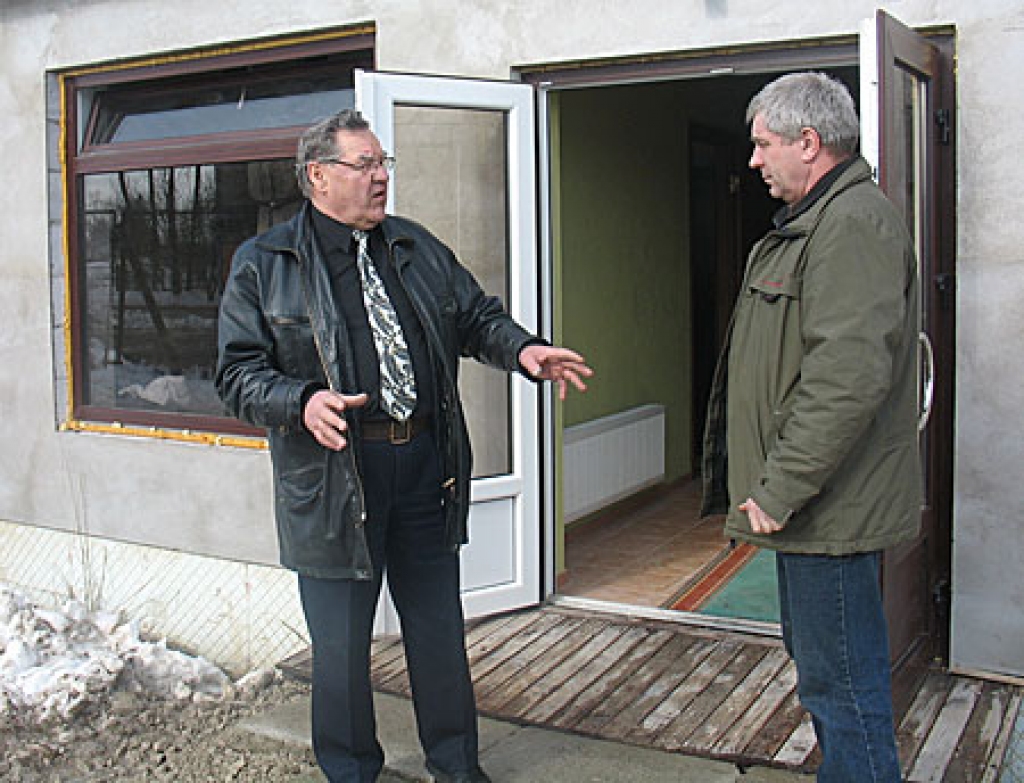 Valsts tehniskās uzraudzības aģentūras Bauskas rajona nodaļas vadītājs Maigonis Jēgers pārrunā īres noteikumus ar ēkas saimnieku, zemnieku saimniecības «Aveņi» vadītāju Boļeslavu Marinski (no labās).  
Autors: Vilnis Auzāns