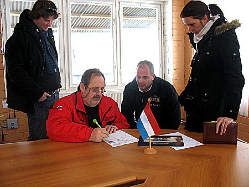 Nīderlandieši tikās ar SIA «Sporta komplekss «Mūsa» īpašnieku un sacīkšu organizatoru Edgaru Maišeli (vidū).
Autors: Vilnis Auzāns