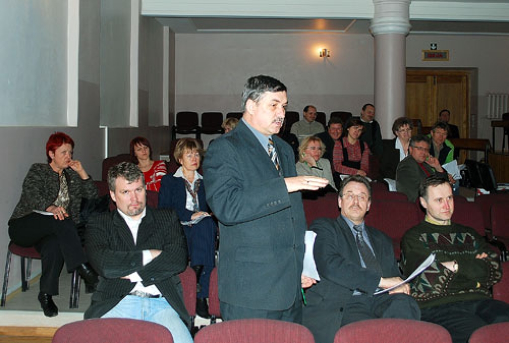 Ekonomikas ministrijas rīkotajā seminārā uzņēmēju kluba «Bauska’ 97» prezidents Indulis Pētersons aktualizēja jautājumu par mazajiem uzņēmējiem. Izrādās, līdzīgu atbalstu kā lielajiem uzņēmējiem, mazie un mikrouzņēmumi varētu gaidīt tikai vasaras vidū. 
Autors: Uldis Varnevičs